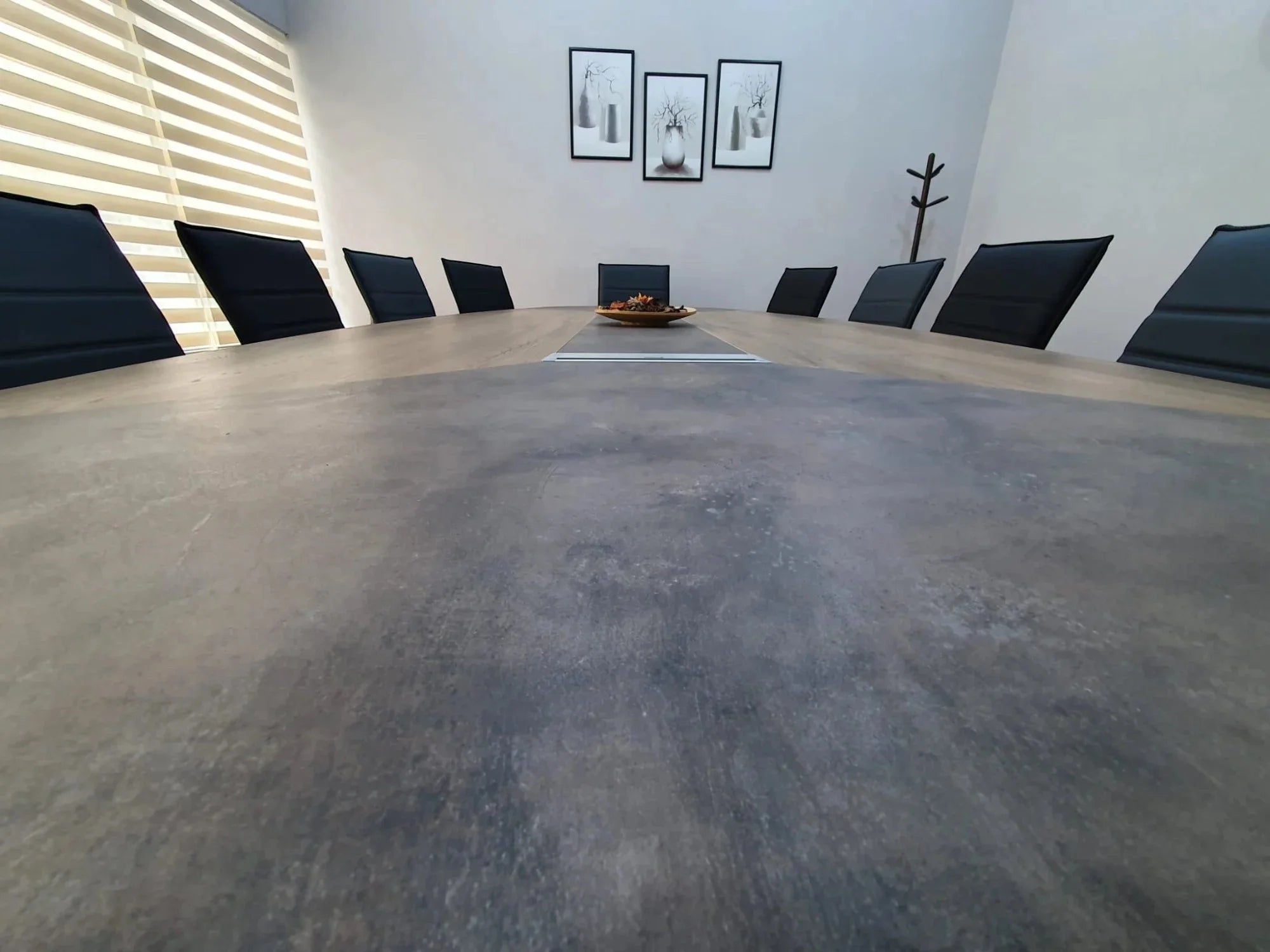 İstanbul Ofis Mobilya modern ahşap ve gri detaylı, 355x150cm geniş oval ofis toplantı masası ve siyah sandalyeler.