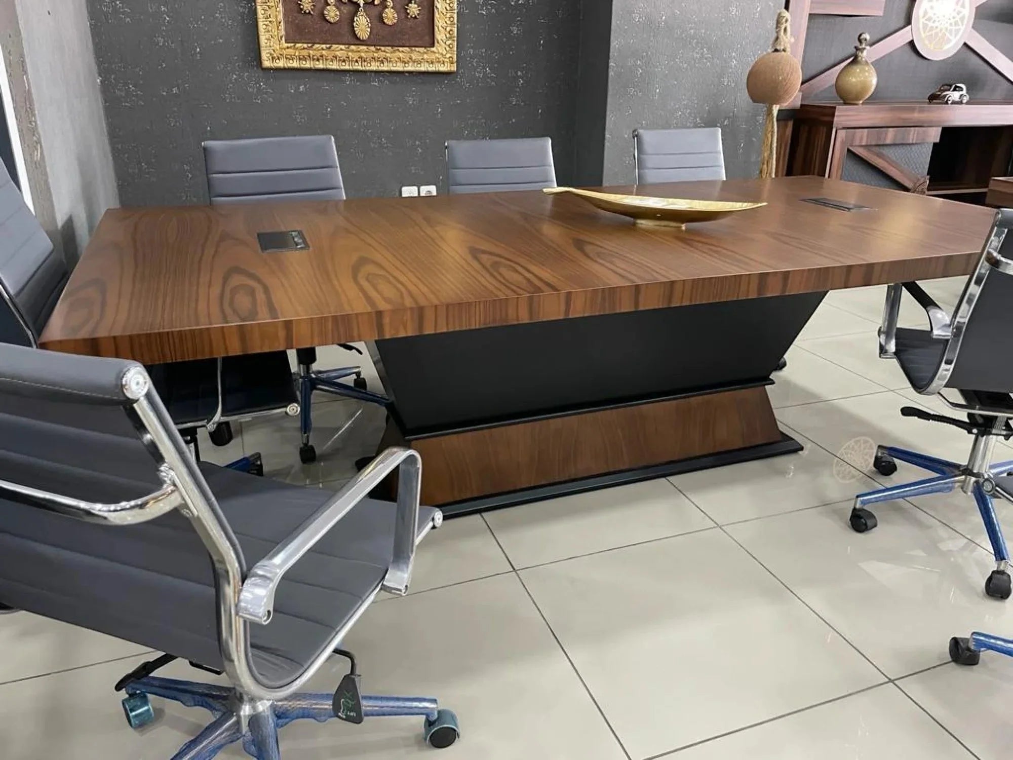 İstanbul Ofis Mobilya modern ceviz ve siyah detaylı geniş yönetici toplantı masası, şık ofis dekorasyonu.