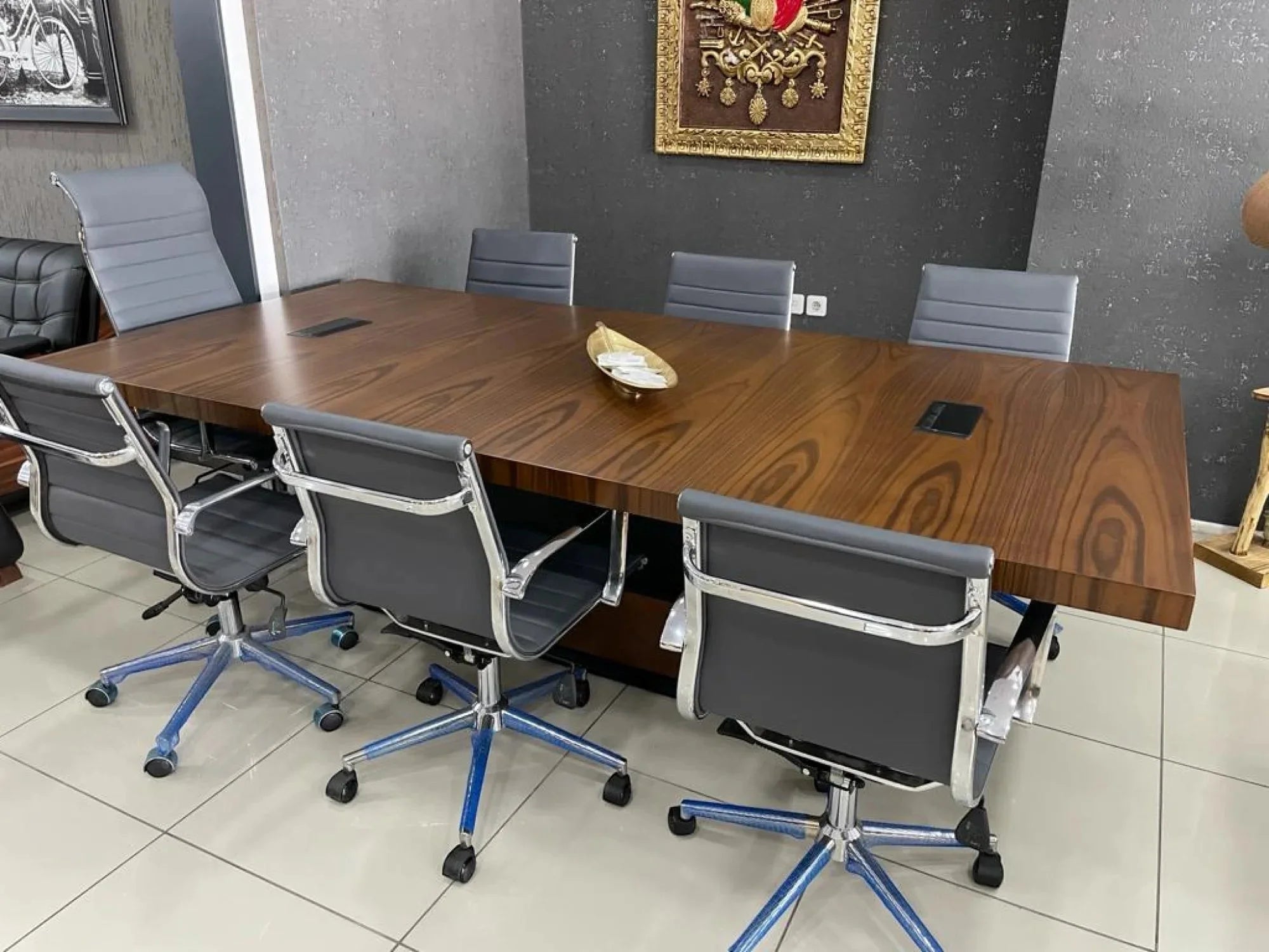 İstanbul Ofis Mobilya modern ceviz ahşap toplantı masası ve gri ofis sandalyeleri ile şık toplantı odası takımı.