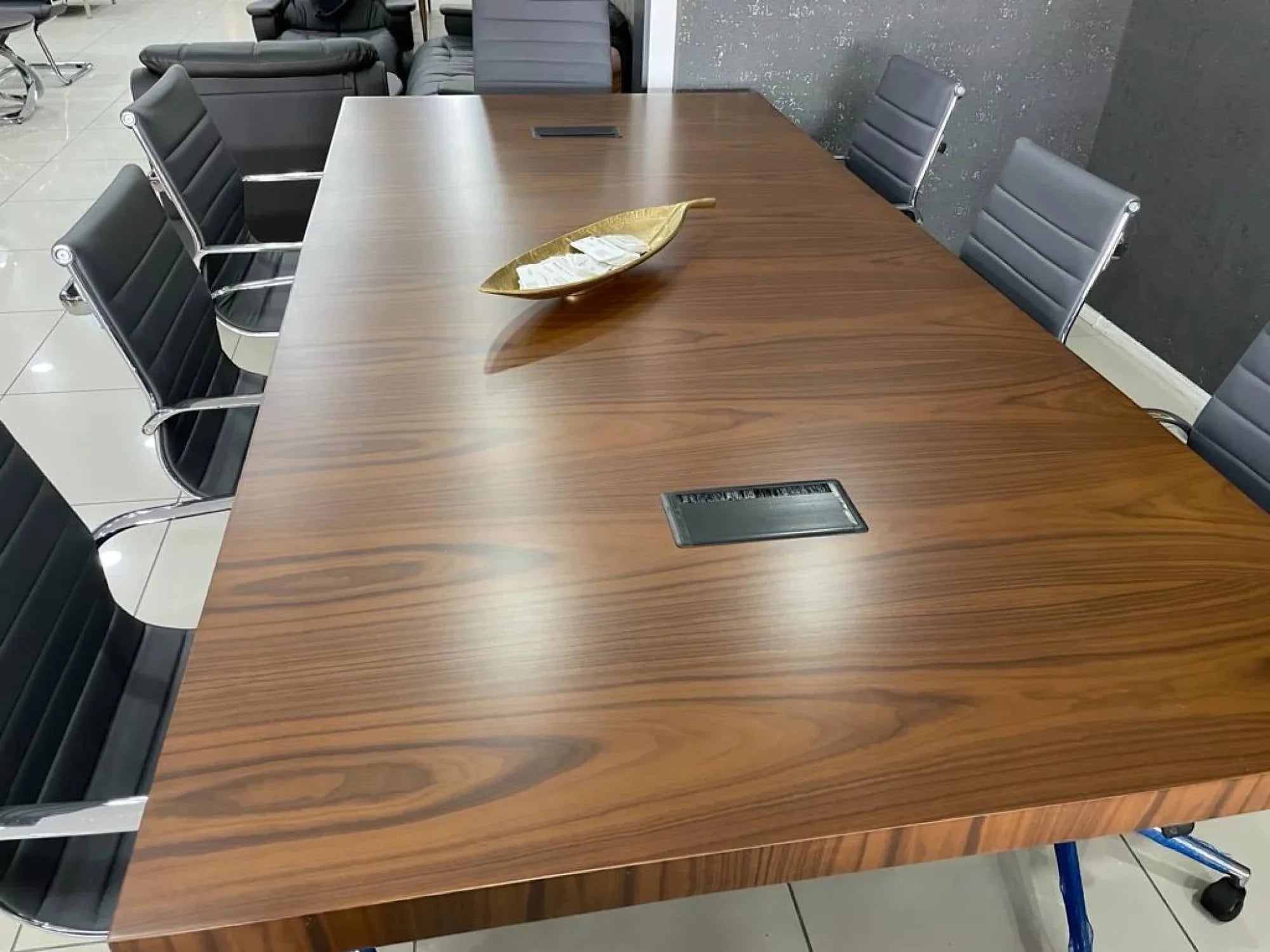 İstanbul Ofis Mobilya ceviz kaplama modern yönetici toplantı masası, kablo yönetim sistemli ve geniş çalışma yüzeyli.