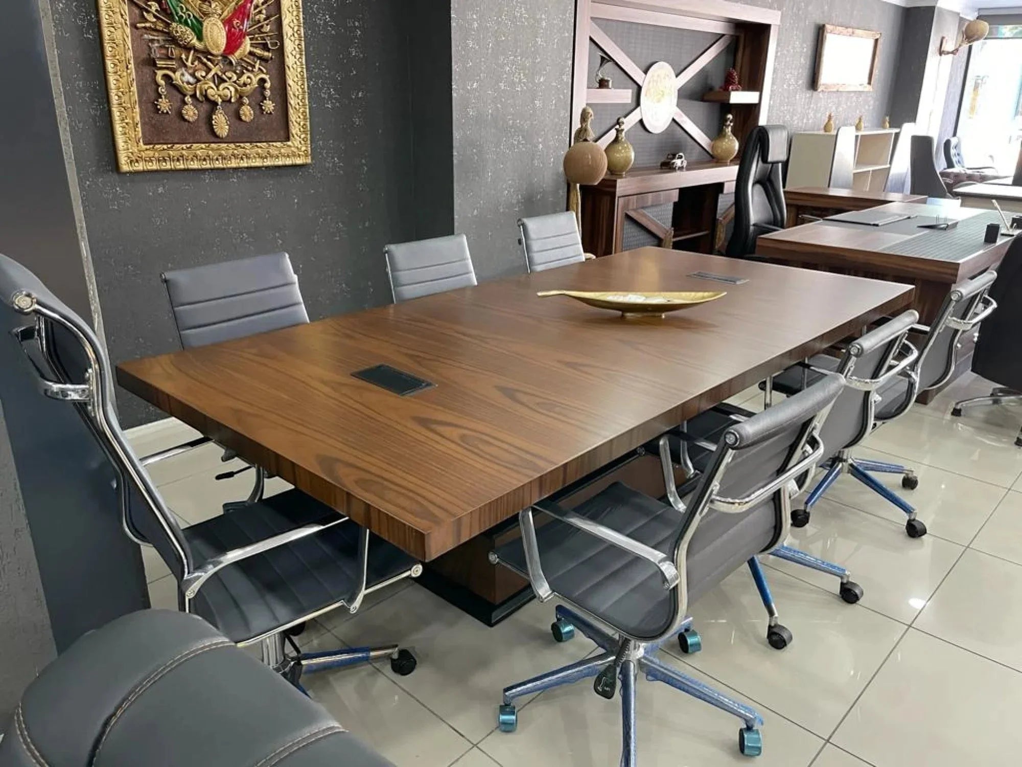 İstanbul Ofis Mobilya ceviz ahşap yüzeyli, siyah detaylı modern yönetici toplantı masası ve gri ofis sandalyeleri.