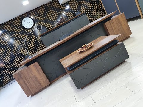Conjunto de muebles de oficina ejecutivos en nogal y diseño lacado.